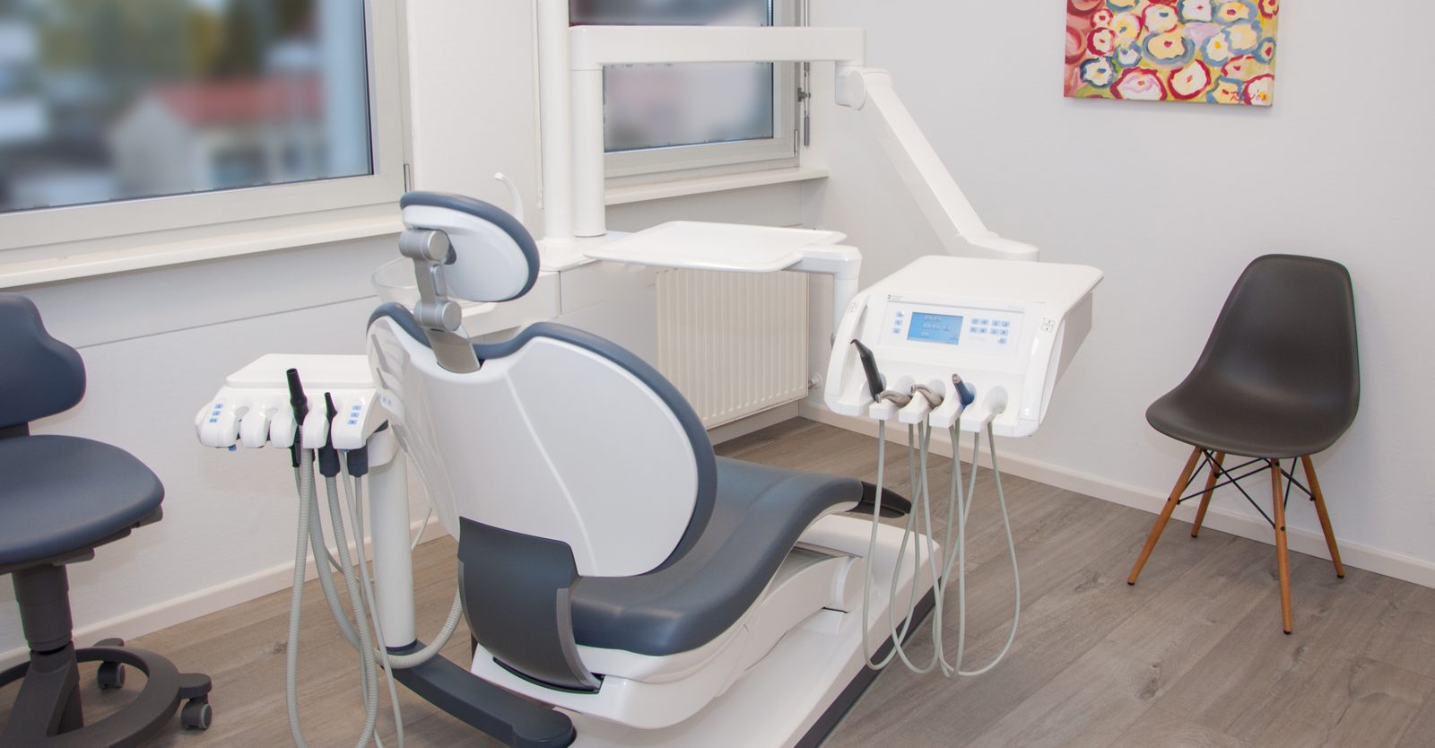 Behandlungszimmer mit Behandlungsstuhl