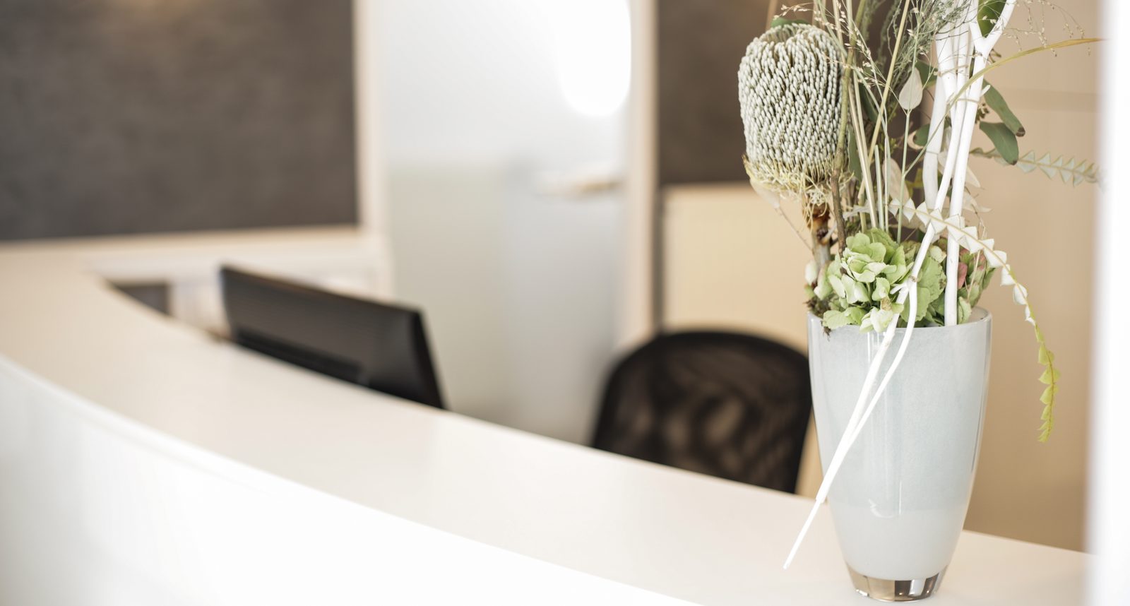 Empfangstresen mit Blumenvase